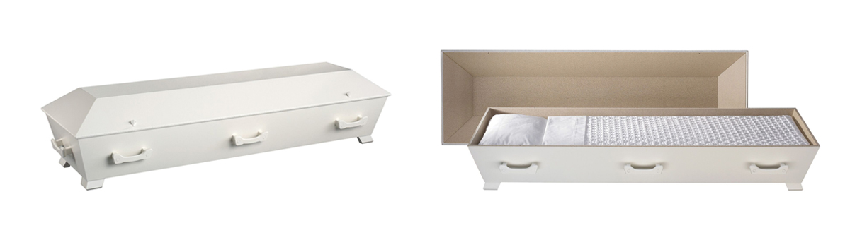 Hvitmalt kiste fra Jølstad begravelsesbyrå