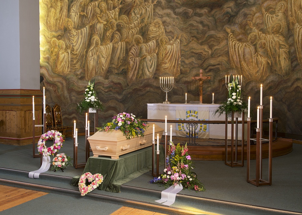 Blomster og kistedekorasjon i pastell