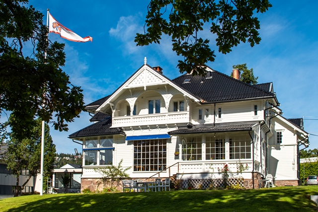 Baksiden av bygget for sorgstøtte